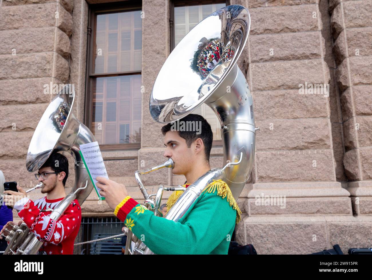 Über 100 Musiker treffen sich am Freitag, den 22. Dezember 2023, auf den Südstufen des Texas Capitol, zum jährlichen Weihnachtskonzert in Tuba. Stockfoto