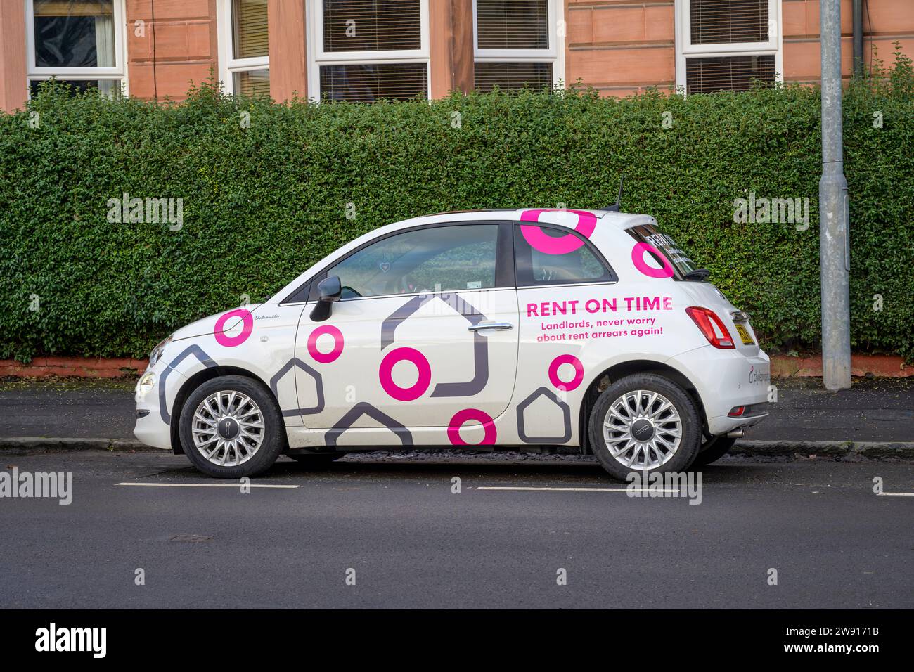 Clyde Properties Branding wird auf einem Fiat 500 Auto mit „Rent on Time“-Beschilderung in Glasgow, Schottland, Großbritannien, Europa beworben Stockfoto