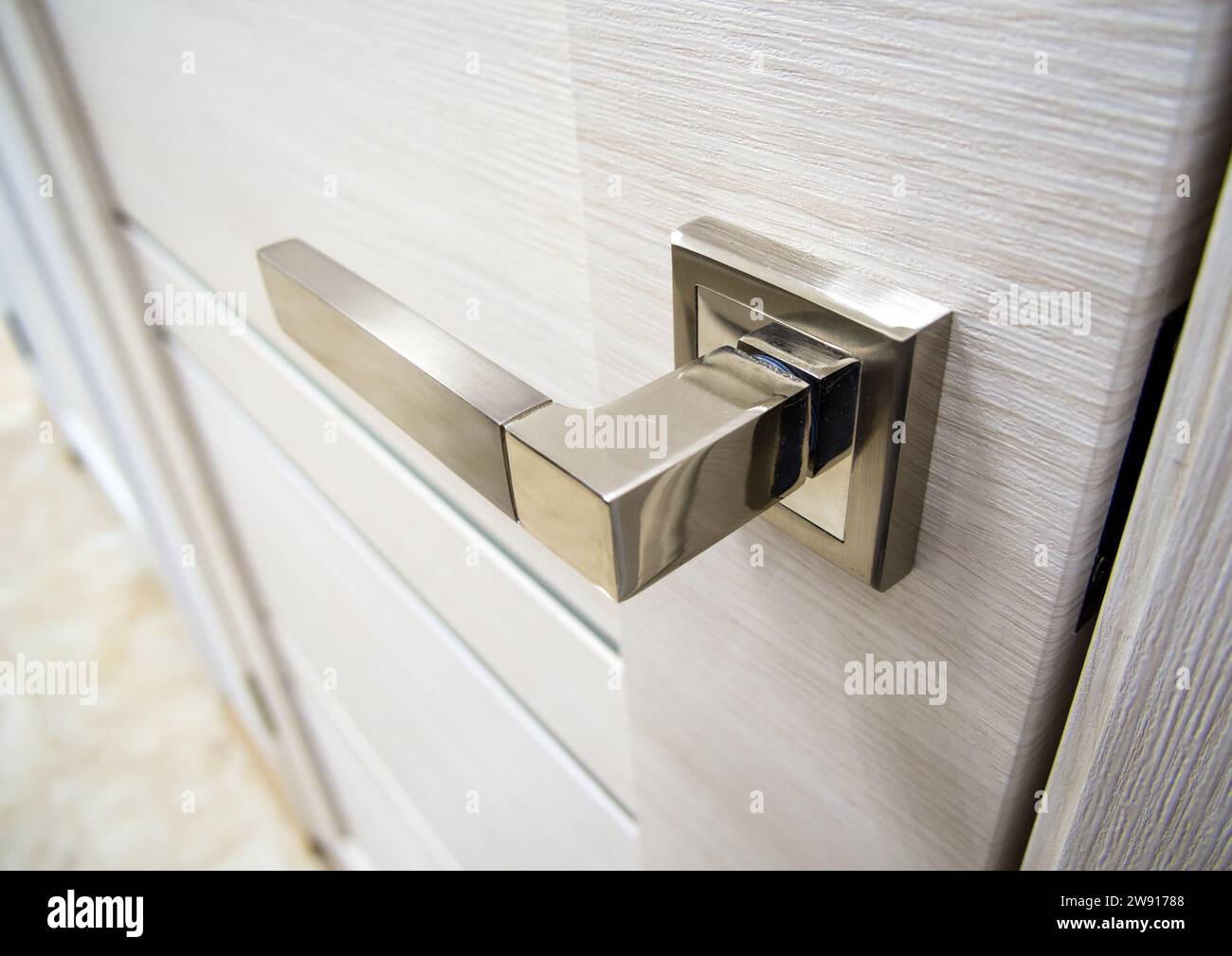 Silberfarbener Metallgriff der Innentür Stockfoto