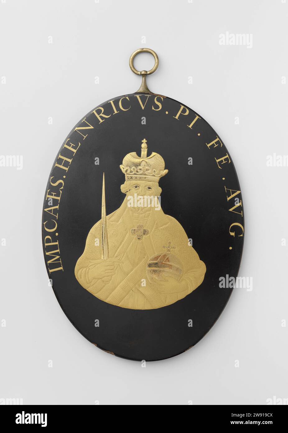 Hendrik III., römisch-deutscher Keizer, Anonym, 1775 - 1800 Zentralbild auf Plakette Halbfigur eines Mannes mit Bartkopf vor einer Wechselstube. Er trägt Krone, Mantel mit Verschluss auf der Brust und underwood mit Reifen quer über dem Rumpf. In der rechten Hand: Schwert und in der linken Hand das Zepter. Dekorative Nadel und Zepter rot gefärbt. Abwärtsbeschriftung. Hintergrund schwarz mit goldfarbenem Porträt und Inschriften. Japan Kupfer (Metall). Lack (Beschichtung). Gold (Metall). Lackierung (Beschichtung Stockfoto