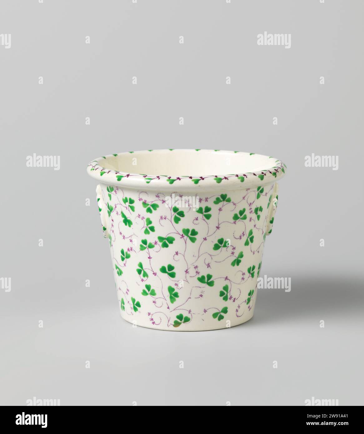 Blumentopf, anonym, ca. 1770 - ca. 1810 Topf Becher-förmiger Blumentopf aus bunt bemalten Fayence-Fines. Der Topf ist mit lila, dünnen Zweigen mit grünen Blättern bemalt. Die Kante ist oben verdickt und abgerundet. An der Außenwand sind zwei Tragringe angebracht, und am Boden des Topfes befindet sich ein Loch. Ein zweiter Blumentopf und vier Gerichte gehören zum Blumentopf. Frankreich Steingut. Zinnglasur. Stockfoto