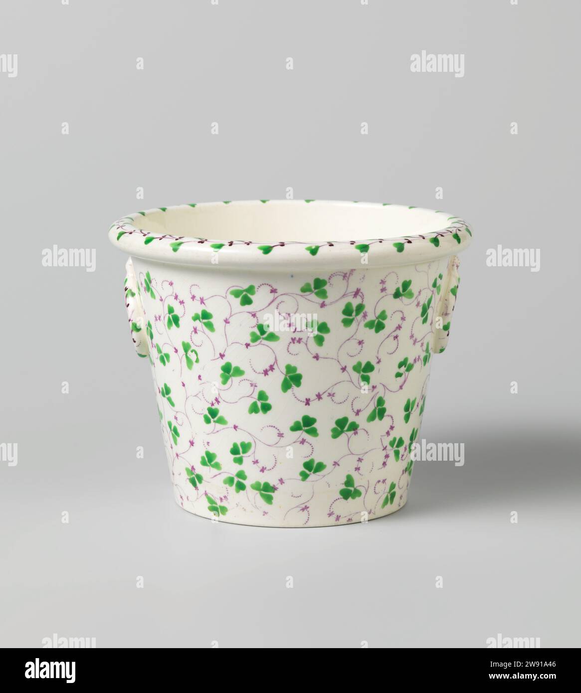 Blumentopf, anonym, ca. 1770 - ca. 1810 Topf Becher-förmiger Blumentopf aus bunt bemalten Fayence-Fines. Der Topf ist mit lila, dünnen Zweigen mit grünen Blättern bemalt. Die Kante ist oben verdickt und abgerundet. An der Außenwand sind zwei Tragringe angebracht, und am Boden des Topfes befindet sich ein Loch. Ein zweiter Blumentopf und vier Gerichte gehören zum Blumentopf. Frankreich Steingut. Zinnglasur. Stockfoto
