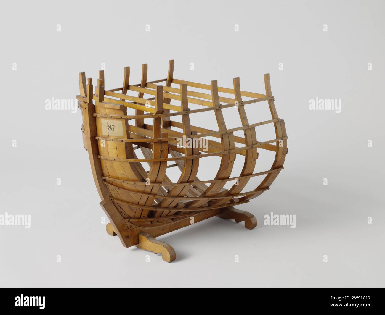 Model of a Ship's Bow in Frames, B. Koster, um 1780 - um 1798 Instruktionsmodell Technisches Modell eines Vorderschiffs über die Länge von fünf Traversen der Einrichtung. Zwei Apostel. Drei Anhalter auf beiden Seiten, verdickt auf der Höhe des unteren Deck; die oberen Platten auf Steuerbord wurden zusammengestellt; das am Hafen besteht aus einem Stück. Gebogener Steven. Zwei Decks mit Deckbalken. Neunteilige Fachwerkträger. Holz aus Amsterdam (Pflanzenmaterial). Messing (Legierung) Stockfoto