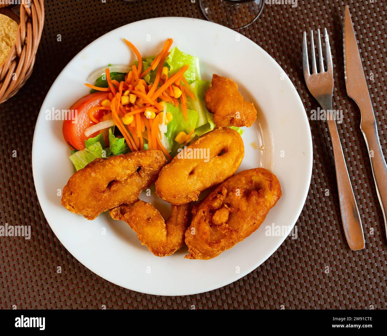 Das nationale Gericht der spanischen Küche ist Calamares a la romana Stockfoto