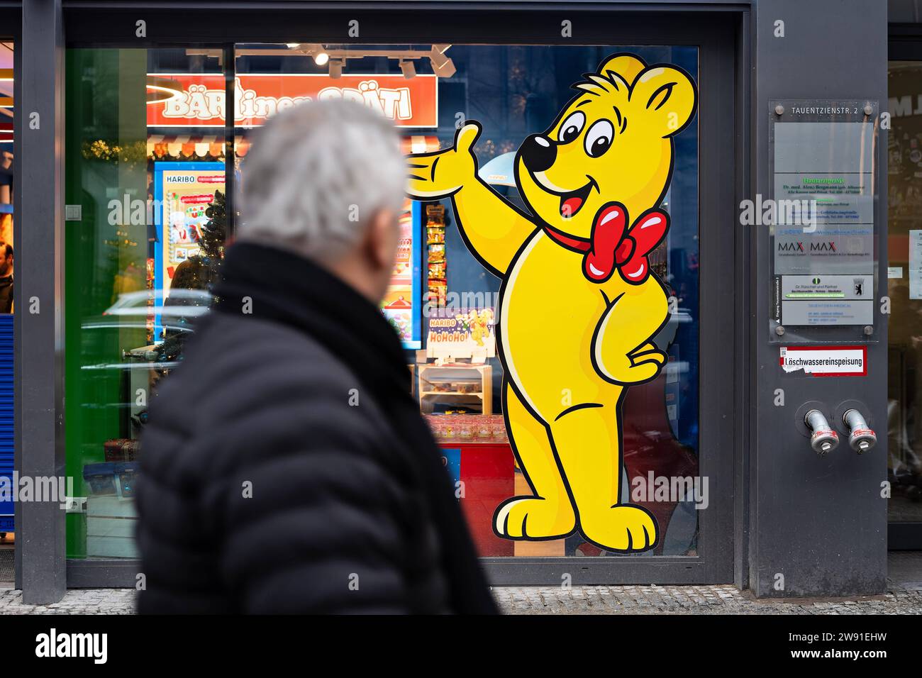 23.12.2023,Berlin,der Goldbär von Haribo an der Tauentzienstraße gesehen *** 23 12 2023,Berlin,der Haribo Goldbär auf der Tauentzienstraße Stockfoto