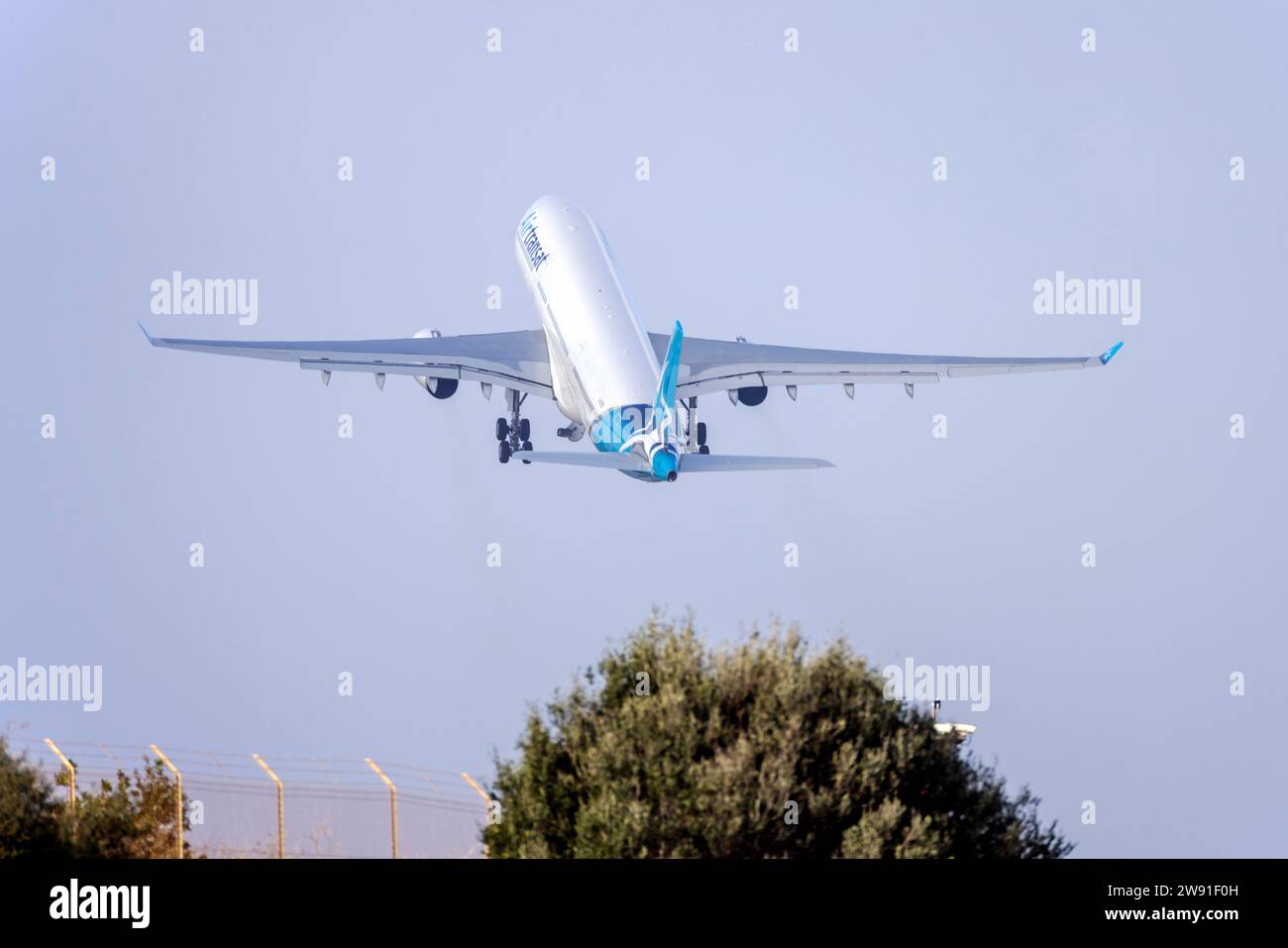 Air Transat Airbus A330-343 (REG: C-GTSD), Abfahrt Malta nach 3 Monaten Wartung. Stockfoto