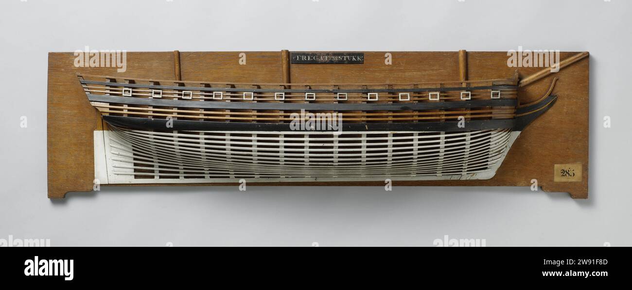 Halbmodell einer 32-Kanonen-Fregatte, anonym, ca. 1780 - ca. 1825 Schiffsmodell. Halbmodell. bauherstellermodell Polychromatiertes Formmodell (Steuerbord) eines Dreimastes. 13 Geschützanschlüsse auf einem Deck. Hol dir Spiegel, Hol Wulf, keine Details von Zaun oder Seitengalerie; gerade mit quadratischem Rührkönig. An beiden Enden ein wenig aufwärts sickern, zwei Bergwälder und ein Reehout. Sie haben einen Höhepunkt erreicht. Niederlande Holz (Pflanzenmaterial) Stockfoto