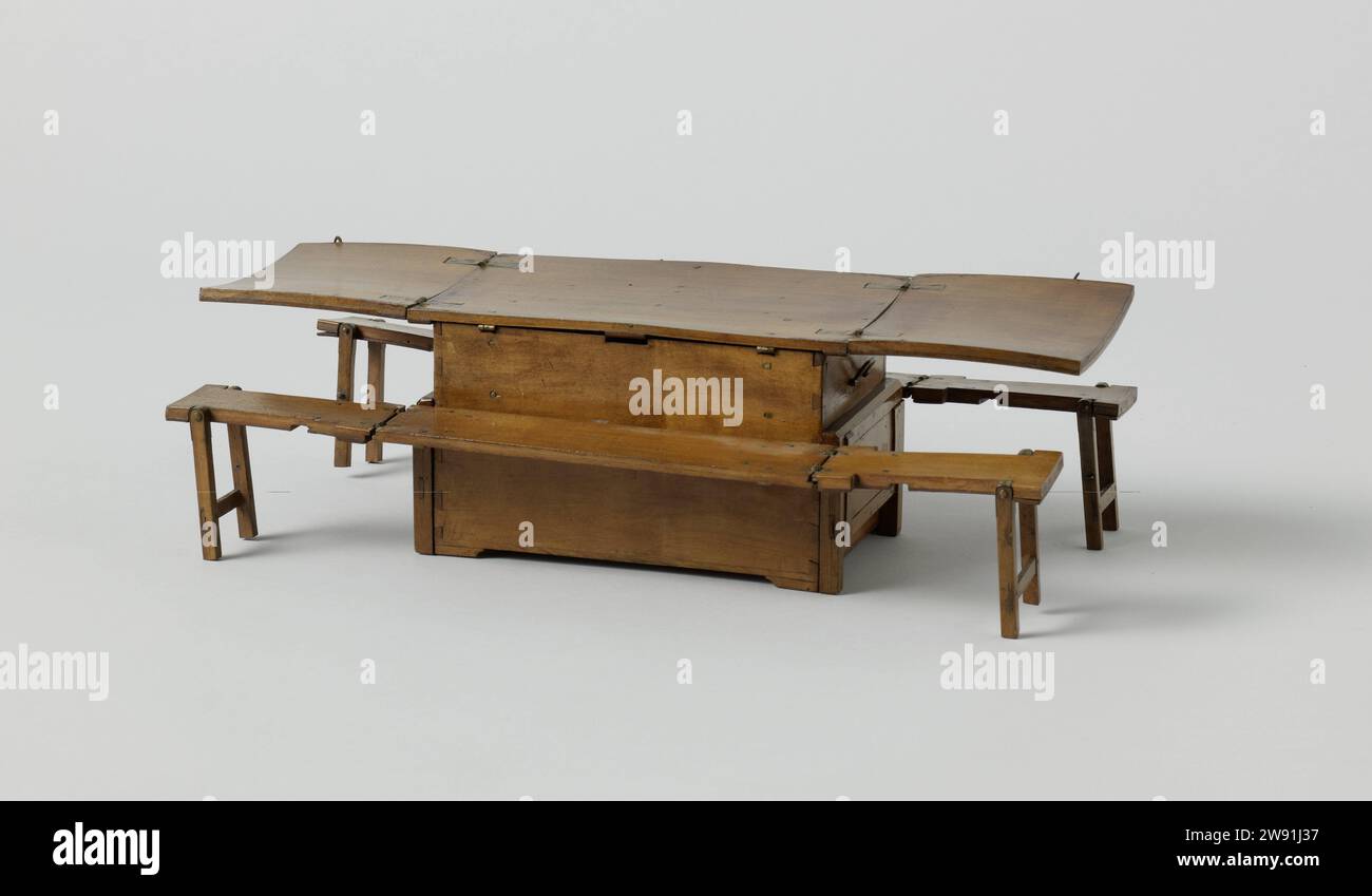 Modell eines Mess Table, Monogrammist DW (Modellbauer), 1817 Präsentationsmodell Modell eines Klapptellers, sehr schief. Das Gehäuse besteht aus einer Box mit vier Fächern an der Unterseite und zwei Schubladen nach oben. Der Deckel besteht aus zwei Klappteilen, die durch ausziehbare Bretter gestützt eine große Tischplatte bilden. An den langen Seiten wurden Klappbänke angebracht, mit zusätzlichen Stützen, die aus den kurzen Seiten herausgleiten. Zeelandholz (Pflanzenmaterial). Messing (Legierung) Stockfoto