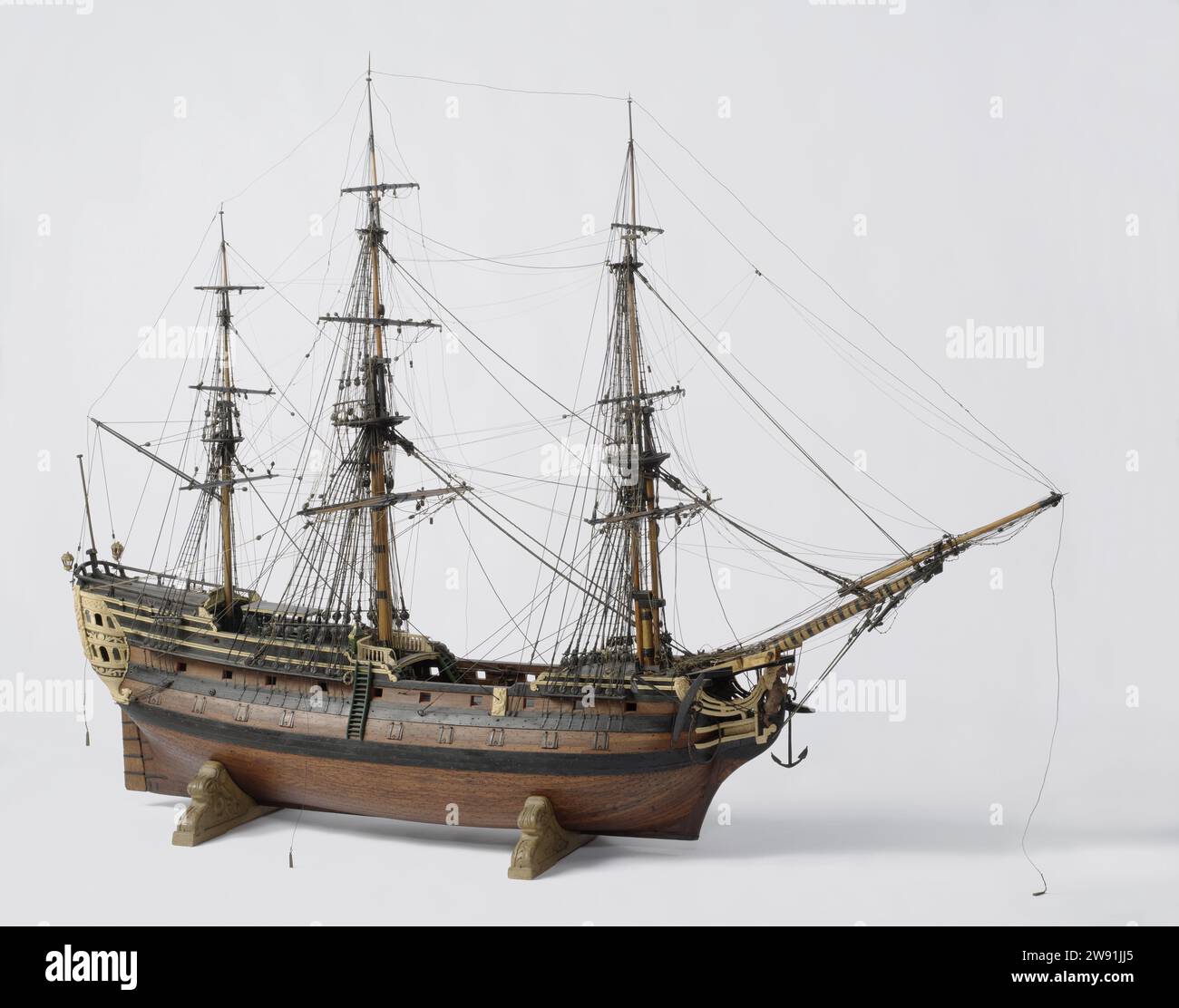 Modell des 40-Kanonen-East Indiaman VergelijkingAmsterdam, 1780Holz, Messing, Eisen, Glas, Seil, Leder die Administratoren des Naval Models Room haben nicht nur neue Modelle in Auftrag gegeben, sondern auch bestehende Modelle „verbessert“. Im 19. Jahrhundert wurde dieses Modell eines Ostindiamanen aus dem 18. Jahrhundert mit einem Notrahmen und Blitzableitern von J.P. Asmus ausgestattet. Die Niederländische Ostindien-Kompanie hatte kein Schiff namens Vergelijking (Vergleich) in ihrem Dienst. Der Name deutet darauf hin, dass das Modell für die Veranschaulichung neuer Schiffbautechniken gedacht war. Asmus, ca. 1800 - ca. 18 Stockfoto
