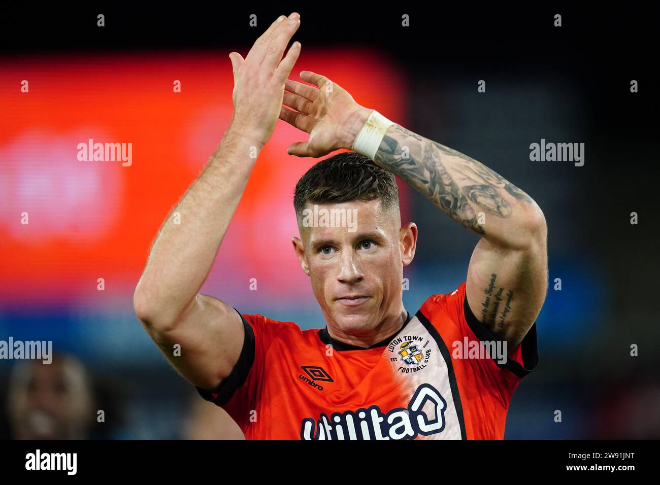 Ross Barkley von Luton Town applaudiert den Fans nach dem Spiel der