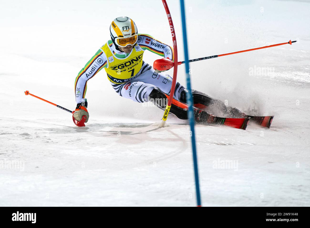 Madonna di Campiglio, Trient, Italien 22. Dezember 2023: STRASSER Linus (Ger) tritt beim Audi FIS Alpinski-Weltmeisterschaft 2023-24 Herren-Slalom-Rennen auf der 3Tre Pipe an Credit: MAURO DALLA POZZA/Alamy Live News Stockfoto