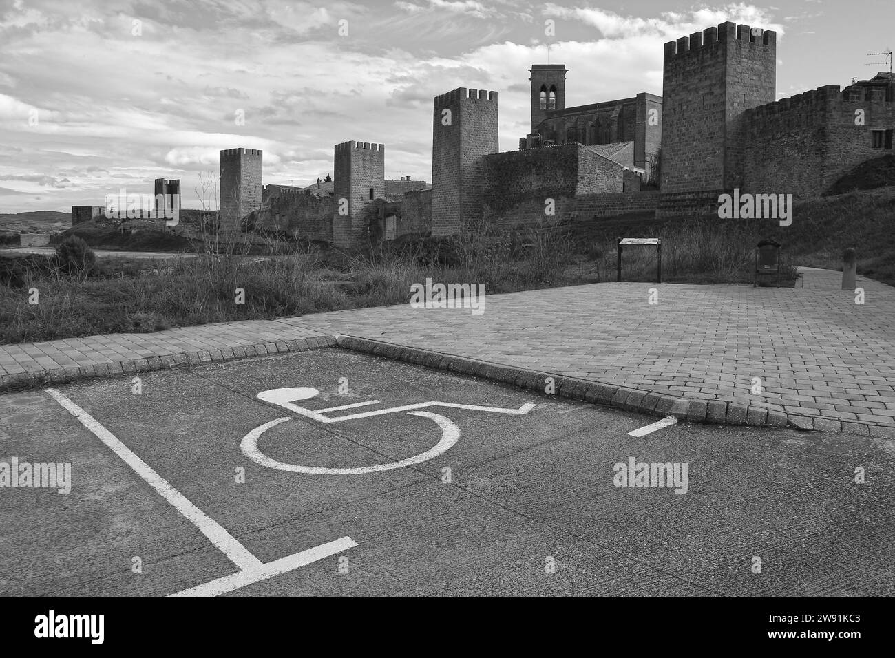 Barrierearmer Parkplatz vor der Festung Cerco de Artajona (Navarra, Spanien) Stockfoto
