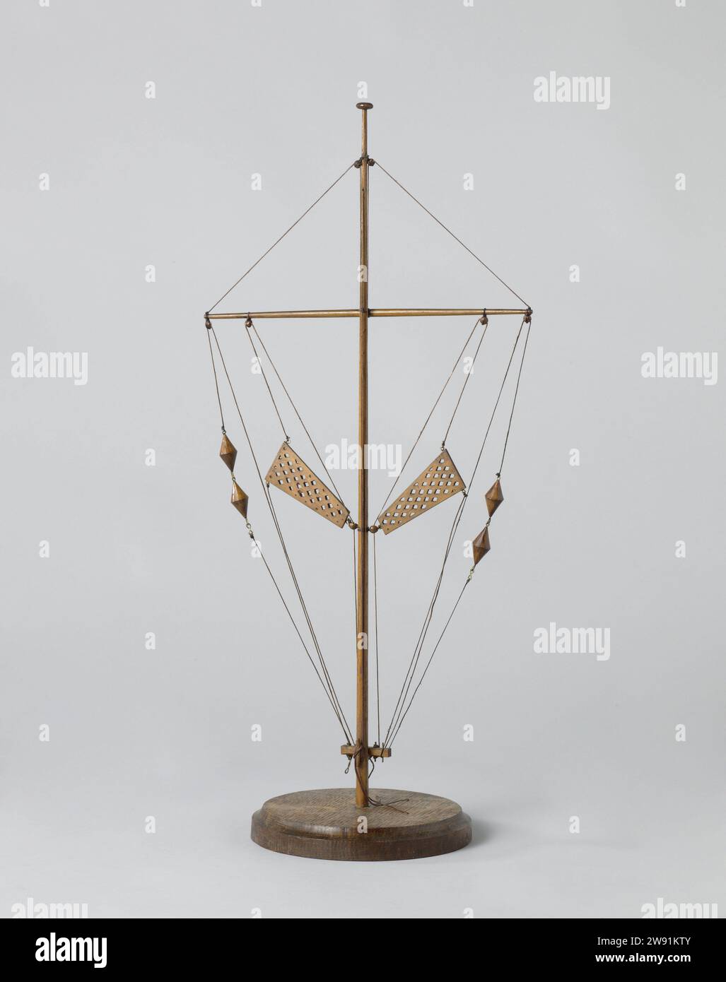 Modell eines optischen Telegraphen, anonym, ca. 1798 - ca. 1800 Demonstrationsmodell Modell eines optischen Telegraphen auf Bodenplatte. Es besteht aus einem Mast mit einem Ra. Bei Hebezeugen über Blöcken an der RA werden zwei VLERKEN halb durch den Mast bewegt, und zwei Bojen werden an beiden Enden der RA nach oben und unten angehoben. Niederländisches Holz (pflanzliches Material). Messing (Legierung). Seil Stockfoto