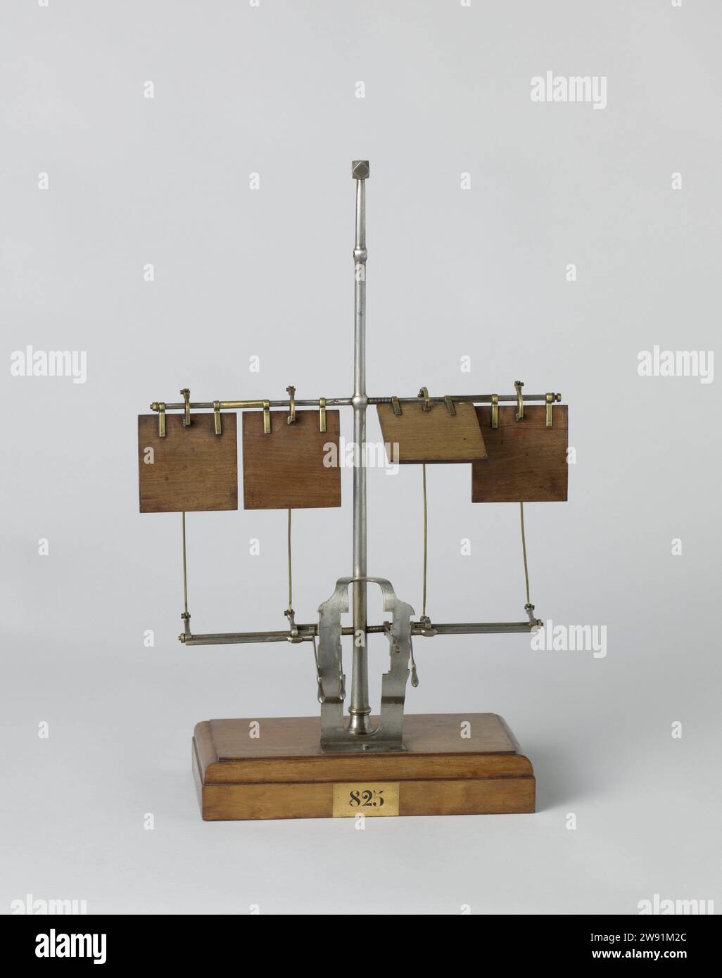 Modell eines optischen Telegraphen für Schiffe, Engelbert Lucas, 1836 Demonstrationsmodell Modell eines optischen Telegraphen, auf Sockel. Der Stab aus Eisen kann einen Mast oder eine Fahne darstellen, an der die beweglichen Teile befestigt sind. An einem RA sind vier quadratische Holzplatten befestigt, um die sie sich drehen können. Mit den unten stehenden Hebeln können sie jeweils in drei Positionen gebracht werden: Aufrecht, horizontal oder hängend. Niederländisches Holz (pflanzliches Material). Messing (Legierung). Eisen (Metall) Stockfoto