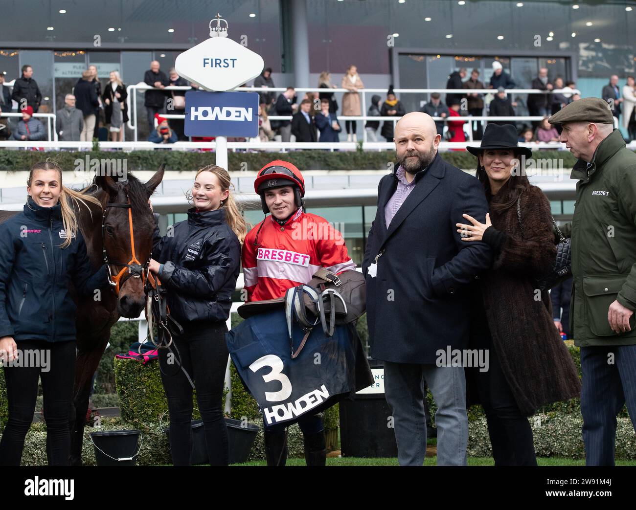 Ascot, Großbritannien. Dezember 2023. Horse Crambo, geritten von Jockey Jonathan Burke, Gewinner des Howden Long Walk Hürdenrennens am zweiten Tag des Howden Christmas Racing Weekend. Eigentümer Sullivan Bloodstock Ltd & Chris Giles. Trainer Fergal O’Brien, Cheltenham. Züchter Sullivan Bloodstock Ltd Sponsor Bresbet. Quelle: Maureen McLean/Alamy Live News Stockfoto