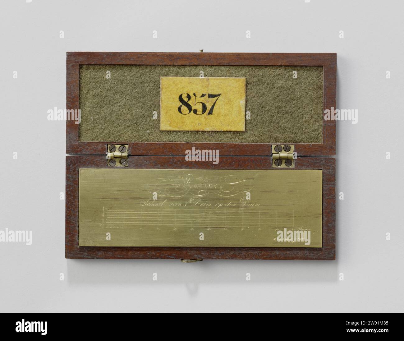 Dezimalskala, D. van den Bosch, 1821 Messinstrument Messing-Zeichenskala von 100 mm, eins zu eins, in einem Holzkasten mit grüner Blechbeschichtung. Rotterdam Messing (Legierung). Holz (pflanzliches Material). Tuch Stockfoto