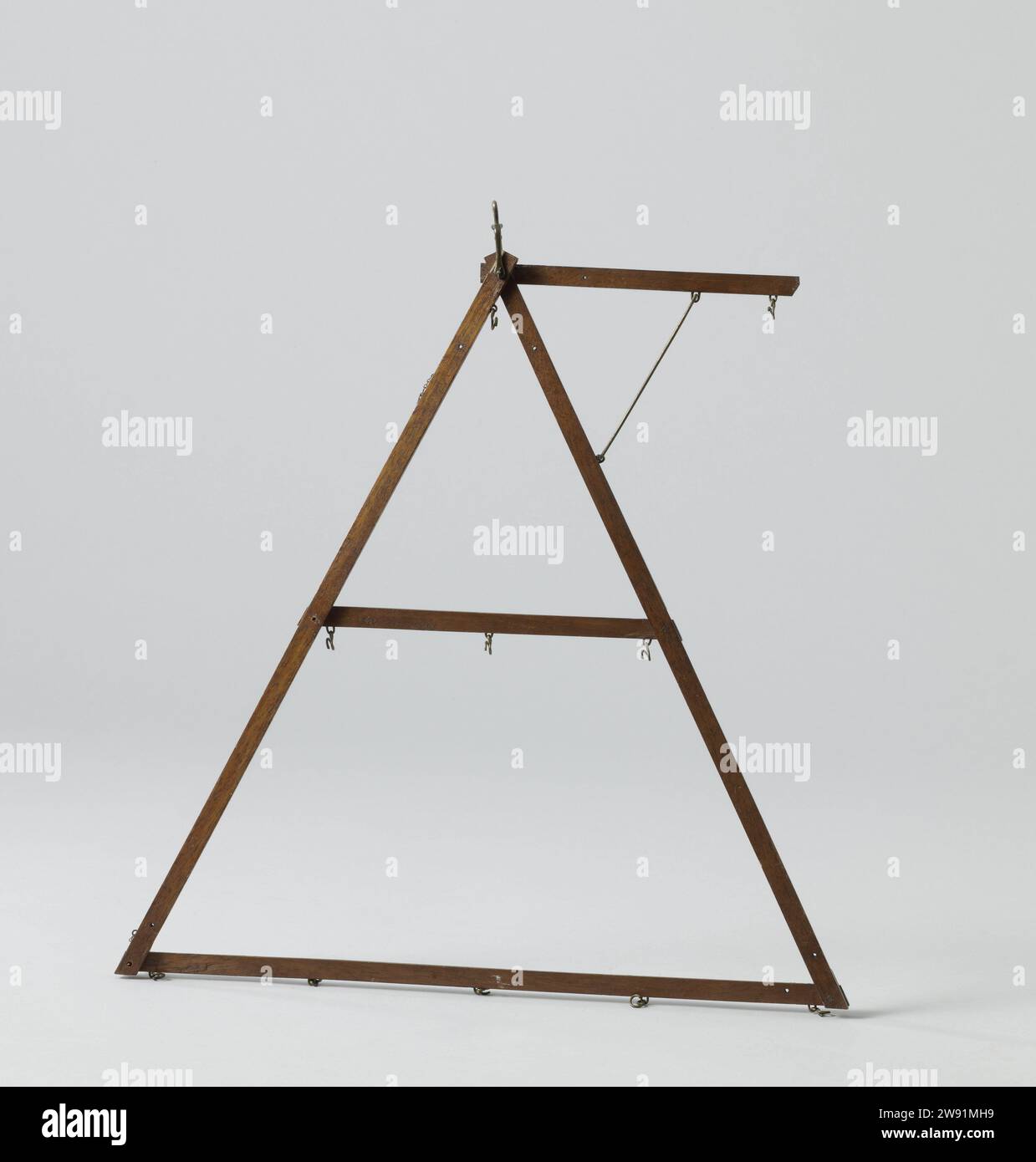 Modell eines tragbaren optischen Telegrafen, anonym, 1840 - 1860 Demonstrationsmodell Modell eines tragbaren Telegraafs, unvollständig. Es besteht aus einem Dreiecksrahmen mit einem horizontalen Arm und einem Hängehaken an der Oberseite. Die horizontalen Leisten sind mit Haken versehen, an denen Signale gehebelt werden können. Die Signale fehlen. Der Rahmen kann vollständig gefaltet werden. Niederlande (möglicherweise) Holz (Pflanzenmaterial). Messing (Legierung) Stockfoto