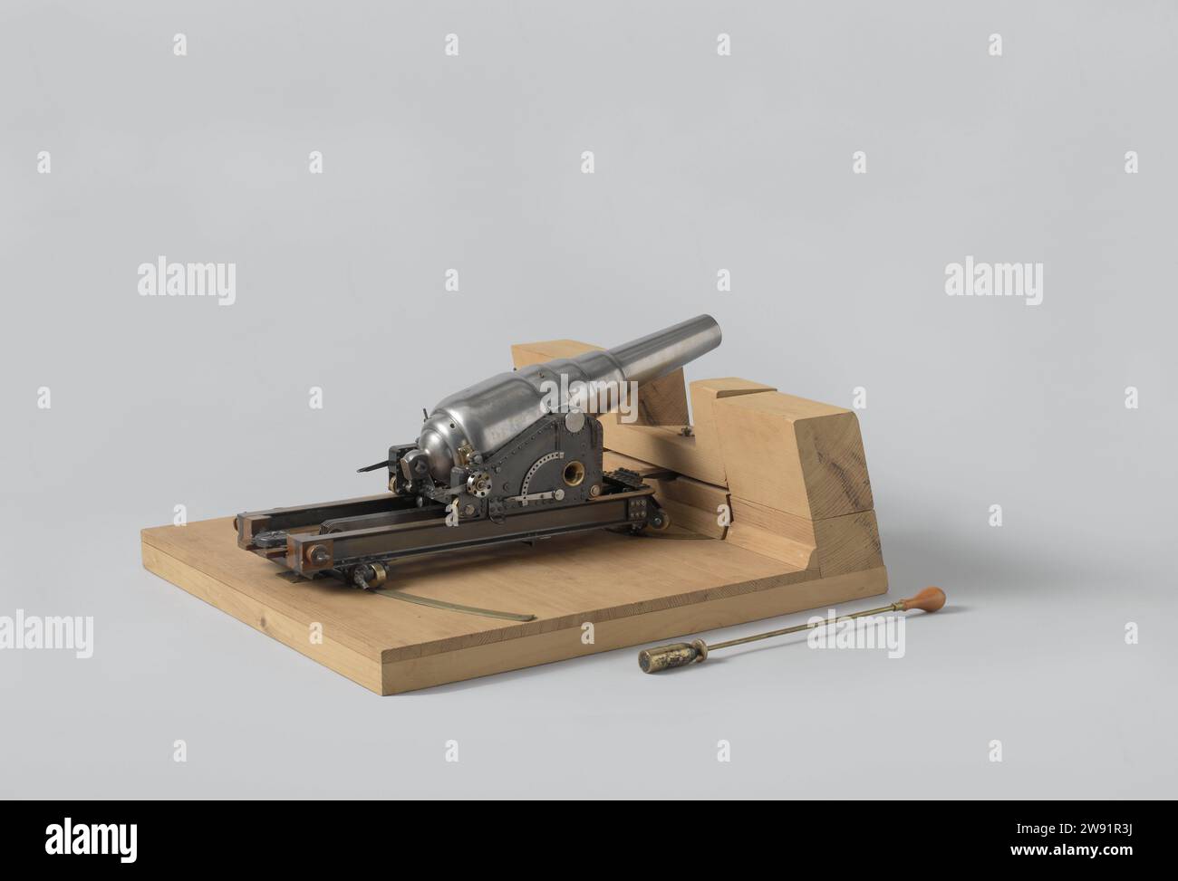 Modell einer 18-cm-Kanone auf einem Pivot and Slide, anonym, anonym, ca. 1868 - ca. 1869 Geschützmodell. Demonstrationsmodell sehr detailliertes Modell einer Kanone von 18 cm auf Rotatoren auf einem Schiffsteil. Die Iron Loop ist vom Armstrong Frontladermantel mit drei Nuten. Die Richtlinien sind auf der Rückseite angebracht. Affuit und Schlitten bestehen aus Metall. Der obere Ausgang hat ein Eleveer-Gerät mit Zahnrad und Rack auf beiden Seiten. Der Schlitten hat eine Bremsanlage bestehend aus fünf Eisenplatten, zwischen denen die Zähne vom oberen Ausstieg verlaufen; mit einer Klemmvorrichtung mit Hebel an der Außenseite des oberen Ausstiegs, dem Stockfoto