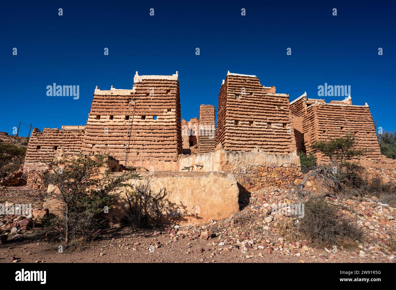 Al Jahamah, Asir, Saudi-Arabien - 25. November 2023: Blick auf das Al Jahamah Heritage Village. Eine typische historische Architektur des Südwestens Saudi-Arabiens Stockfoto