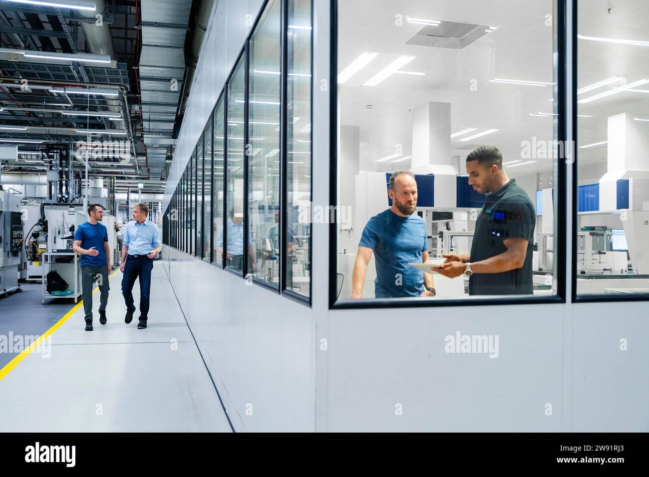 Geschäftsmann und Angestellte in einer Fabrik Stockfoto