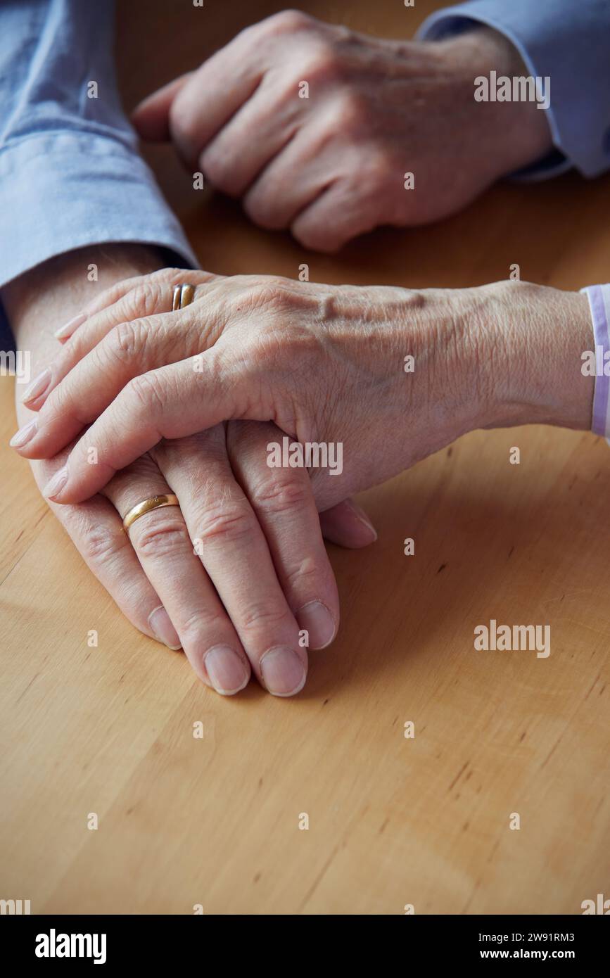 Nahaufnahme von älteres paar Hand in Hand Stockfoto