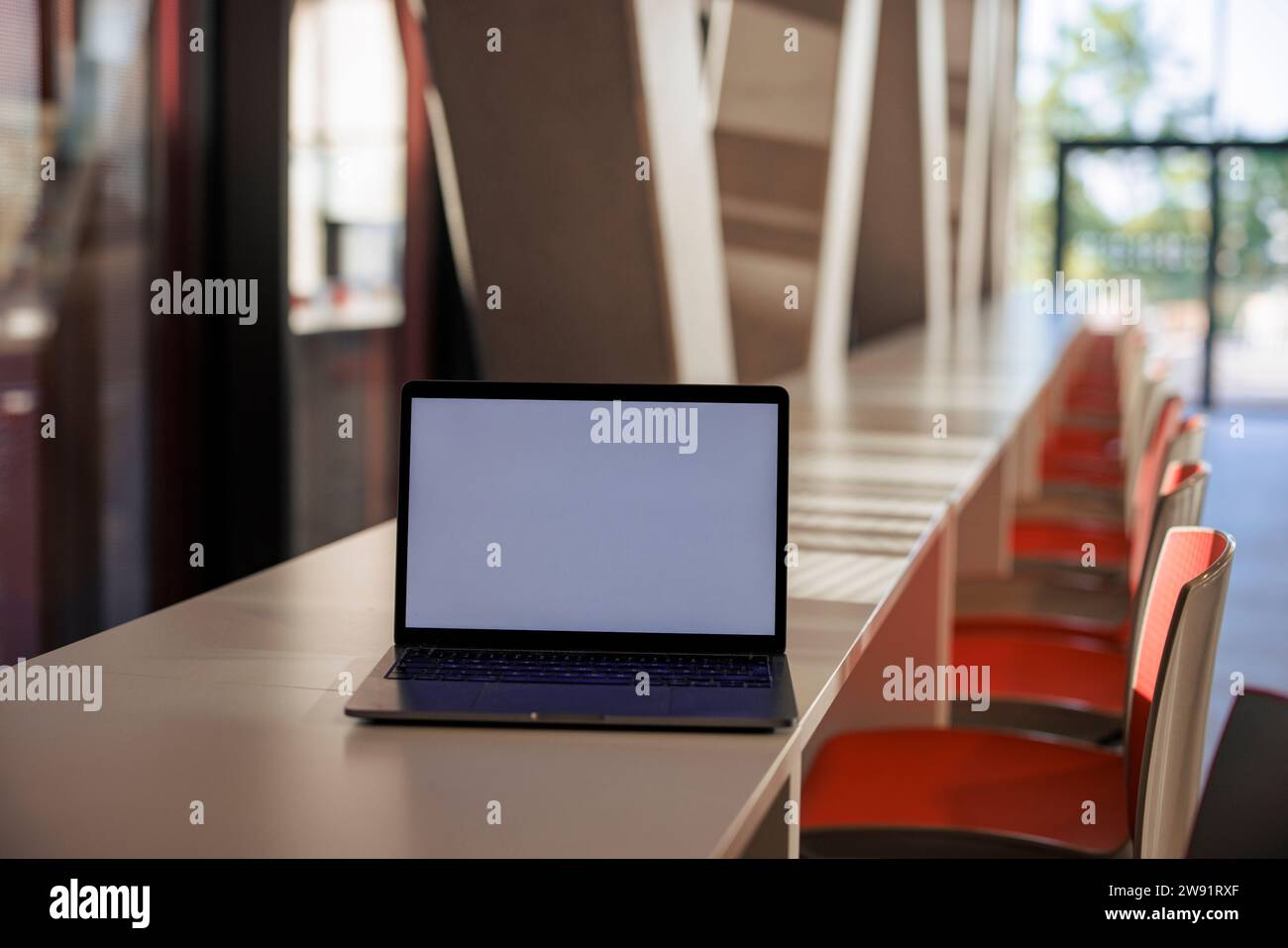 Laptop auf Tisch in der Bürokantine Stockfoto