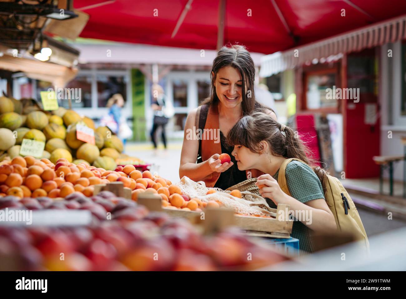 Mutter und Tochter kaufen frisches Obst und Gemüse auf dem Stadtmarkt Stockfoto