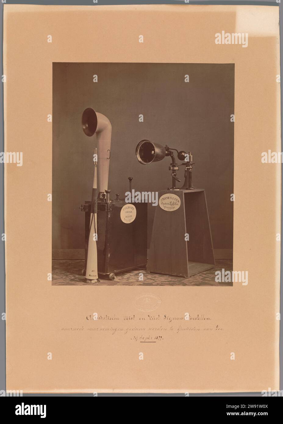 Drei Signalhörner, Maurits Verveer, 1877 fotografieren drei Signalhörner vor dunklem Hintergrund. Eines ist ein einfaches trompetenförmiges Nebelhorn mit einem Mundstück und trägt die Aufschrift „1a/Helicon“. Die beiden anderen bestehen aus einem Schrank, in dem das Horn oben hängt: Dem linken Horn, das mit der Inschrift „Foghorn /“ Caecilia / und/Helicon versehen ist. / Systeme Lefebre / der Haag trägt ein Mundstück; das andere ist ein Dampfhorn mit der Aufschrift Stoomhoorn Sijsteem Lefèbre. / S Gravenhage. Die Haager Zeitung den Haag Stockfoto