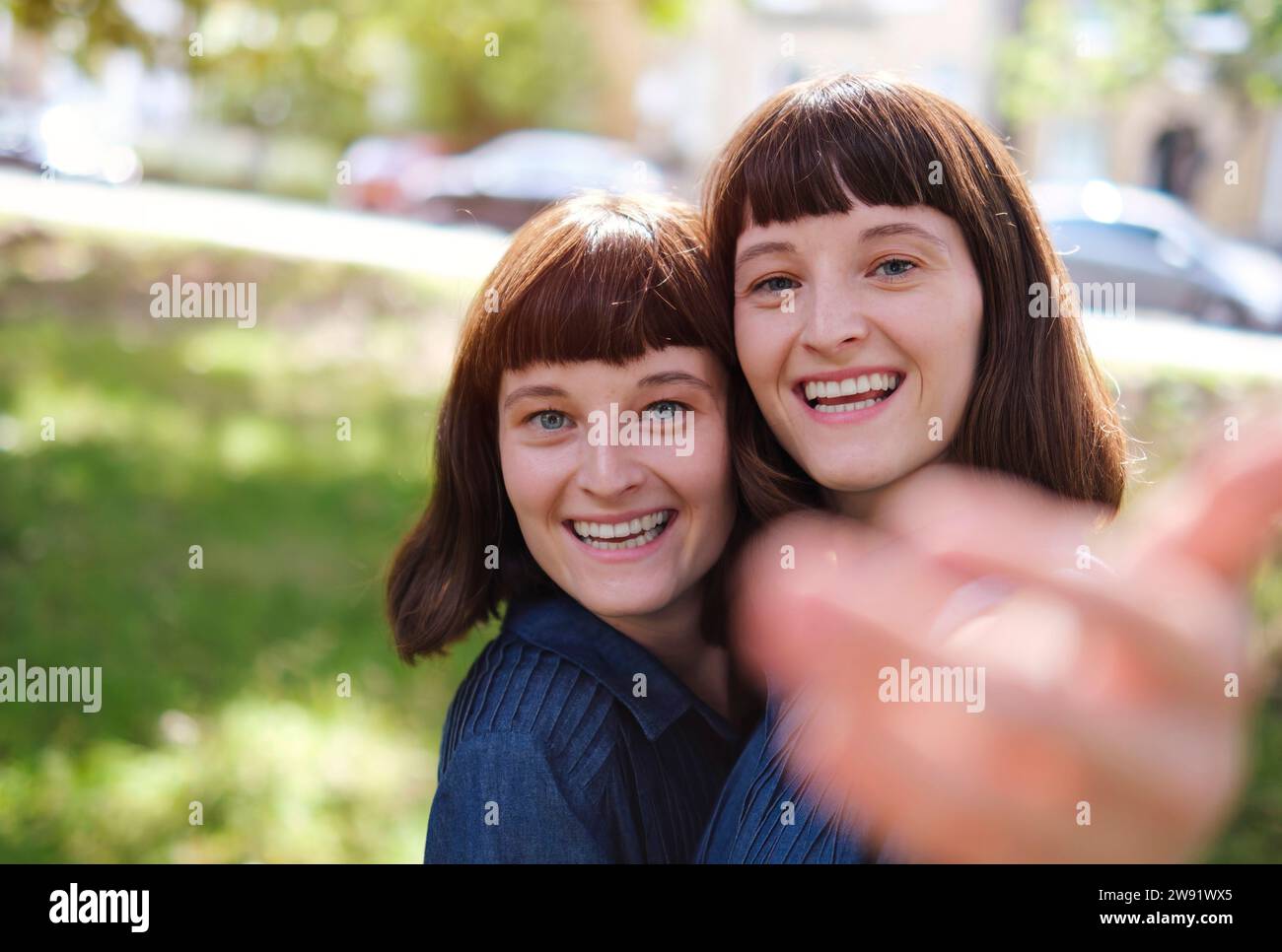 Glückliche Frau mit Schwester im Park Stockfoto