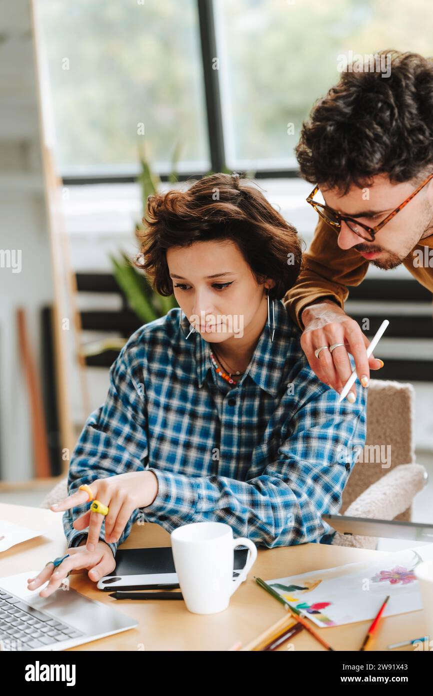 Konzentrierte Grafikdesigner arbeiten im Büro an Notebooks Stockfoto