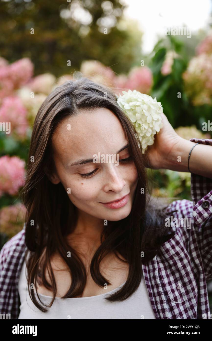 Frau mit Hortensie-Blüte im Haar Stockfoto