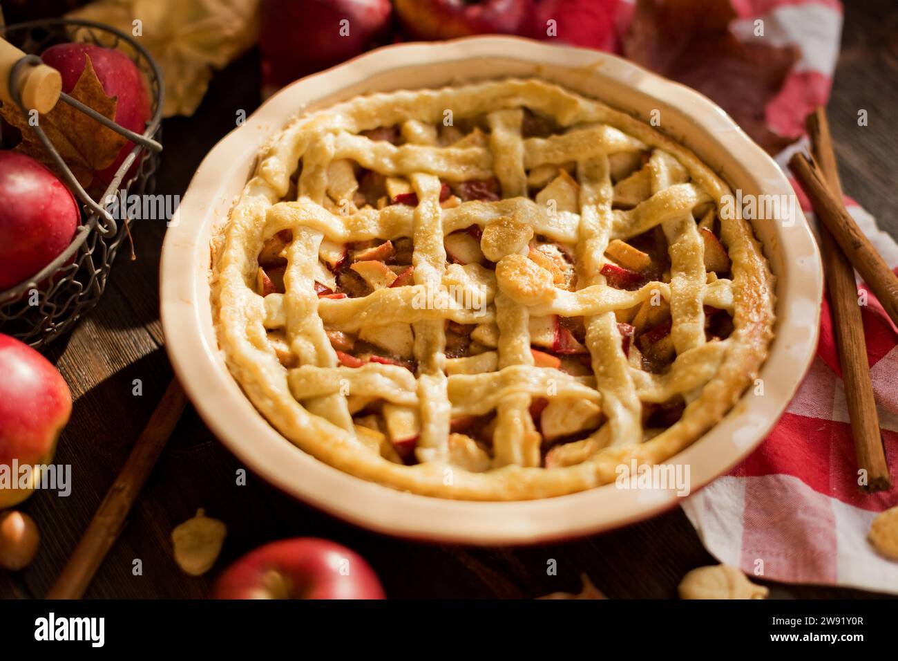 Frische Äpfel und amerikanischer Apfelkuchen Stockfoto