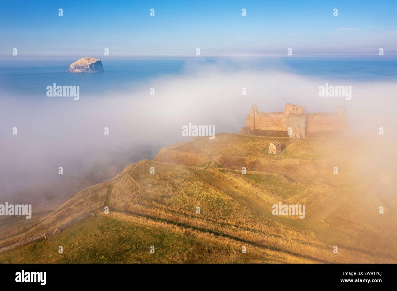 Großbritannien, Schottland, North Berwick, aus der Vogelperspektive von Tantallon Castle im Morgennebel Stockfoto