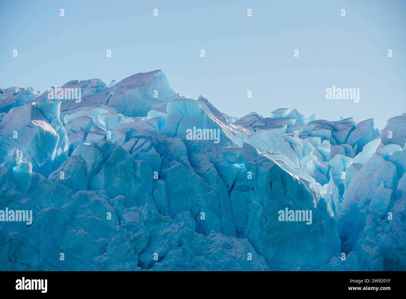 Perito Moreno Gletscher unter blauem Himmel in Santa Cruz in Argentinien Stockfoto