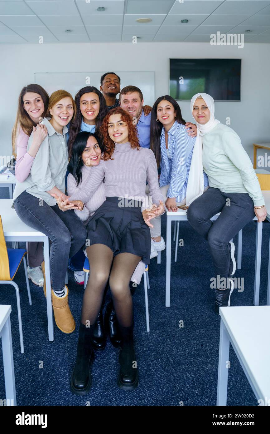 Lächelnde multiethnische Gruppe von Schülern im Klassenzimmer Stockfoto