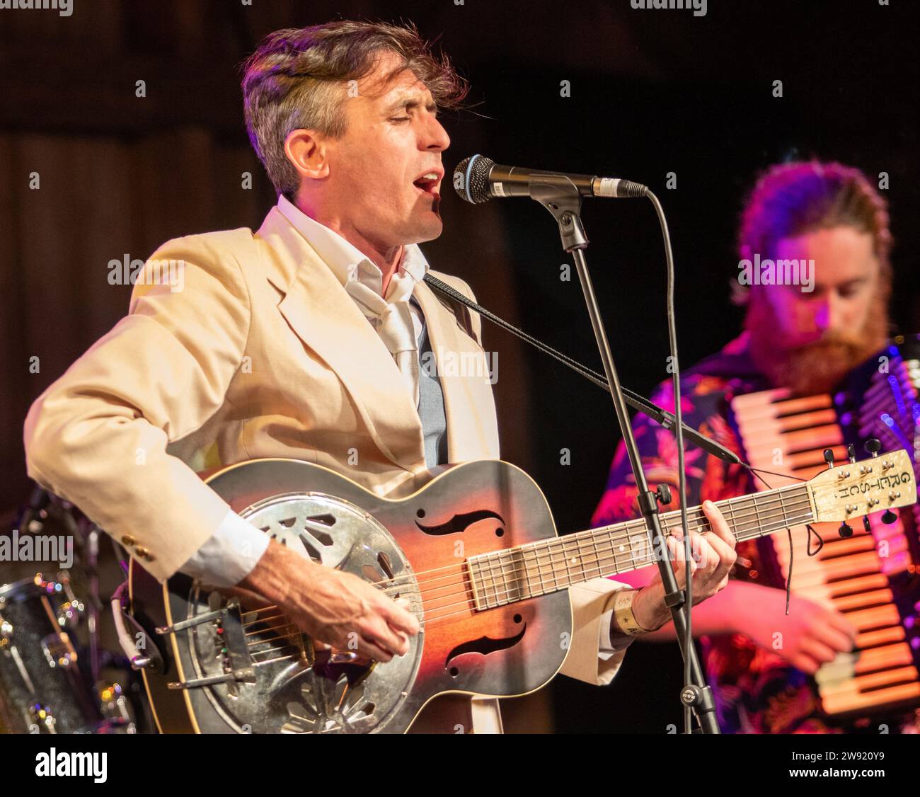 Santa Rosa Band The Crux mit Frontmann Josh Windmiller auf der Bühne beim Maverick Americana Festival 2019 im ländlichen Suffolk Stockfoto