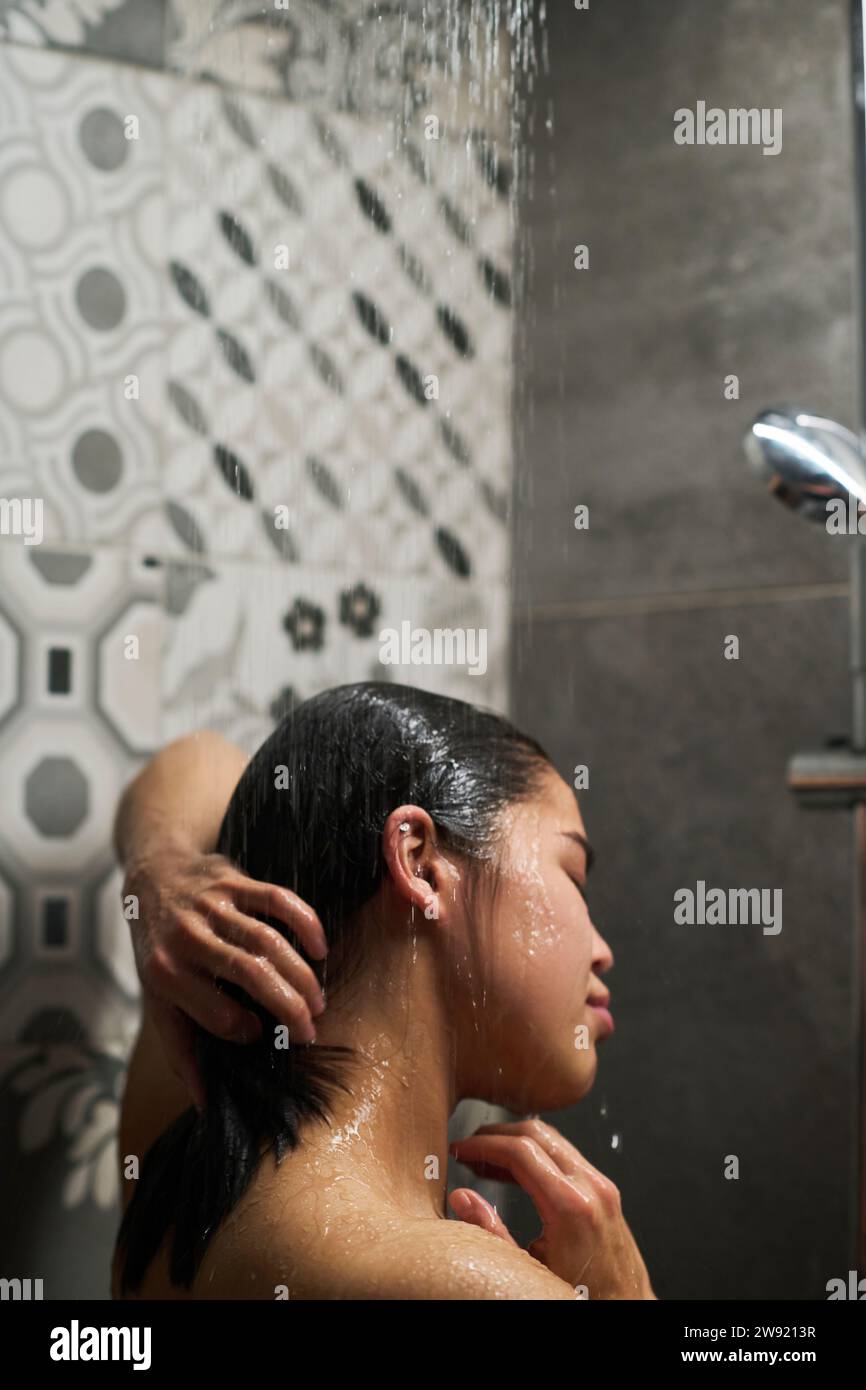 Frau, die zu Hause im Badezimmer badet Stockfoto