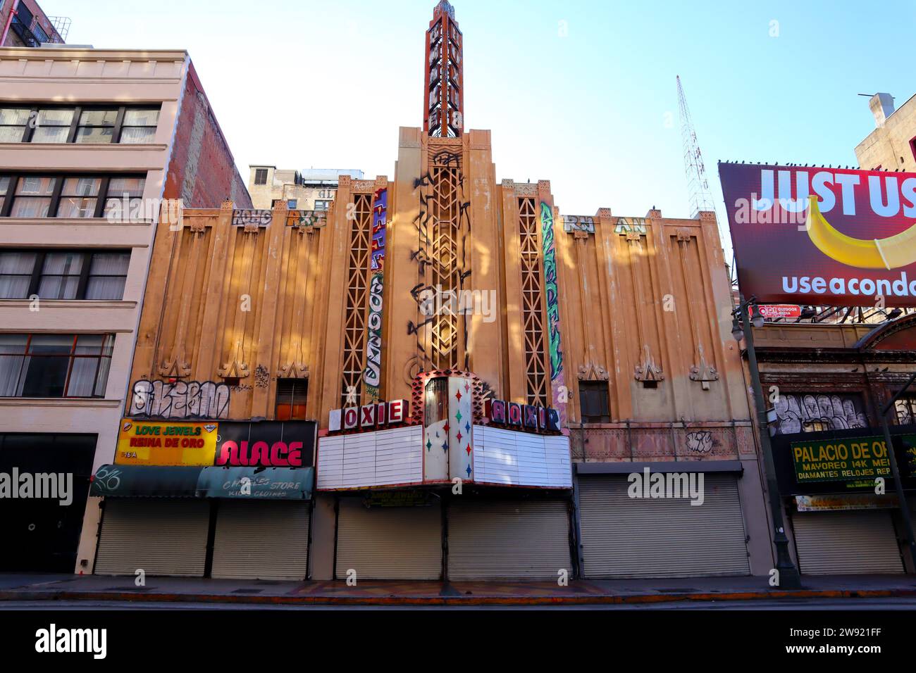 Los Angeles, Kalifornien: ROXIE Theatre, historisches Theater am 518 S. Broadway im historischen Broadway Theater District in der Innenstadt von Los Angeles Stockfoto