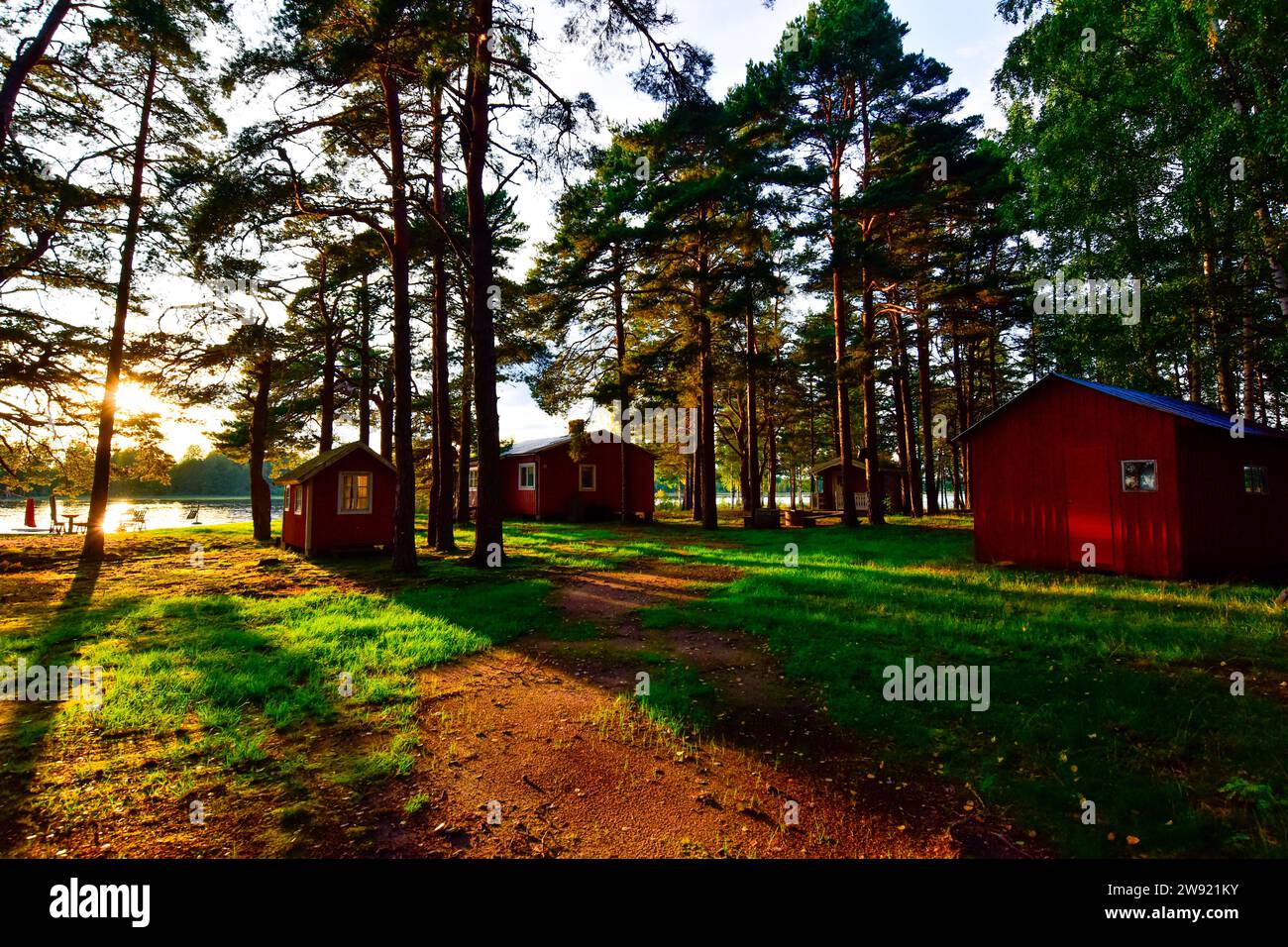 Schweden, Gavleborg County, Hedesunda, Lakeshore Hütten bei Sonnenuntergang Stockfoto