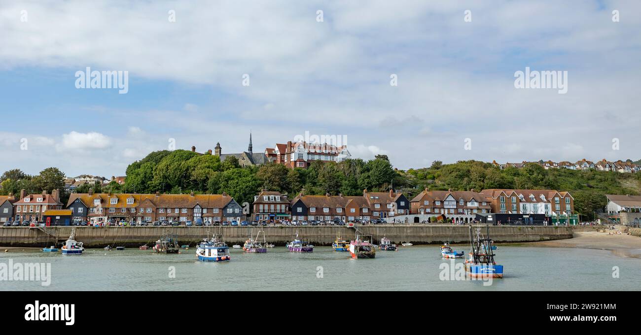 Folkestone, Kent, großbritannien 1. August 2023 Boote bei Ebbe im Hafen und in den Häusern am Ufer Stockfoto