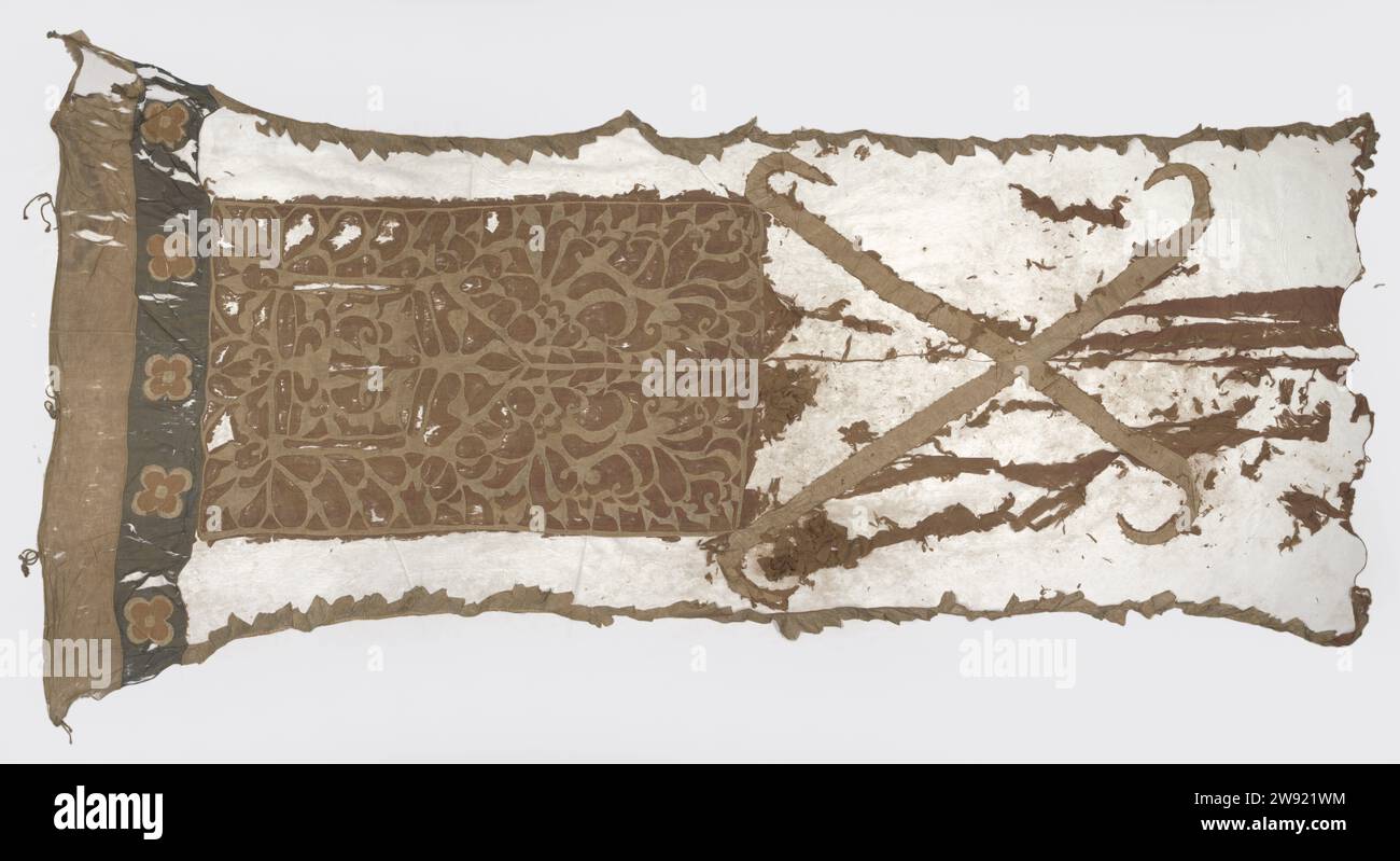 Fahne, anonym, ca. 1750 - ca. 1830 Fahne mit weißer Hose mit fünf Befestigungspunkten und einer vertikalen blauen Spur mit fünf Rosetten, beide zur Flugseite rasiert. Der Flug besteht aus zwei Teilen: Auf der Hosenseite ein rotes Feld mit weißem rechteckigem Muster und weißen horizontalen Bahnen oben und unten; auf der Flugseite ein rotes Feld mit weißen gekreuzten klefen oder Zeptern und spitzen Enden. Indonesisches Archipel-Leinen (Material). Baumwollflagge (Textil), Farben (als Staatssymbol usw.) Niederländisch-Indien, Die Stockfoto