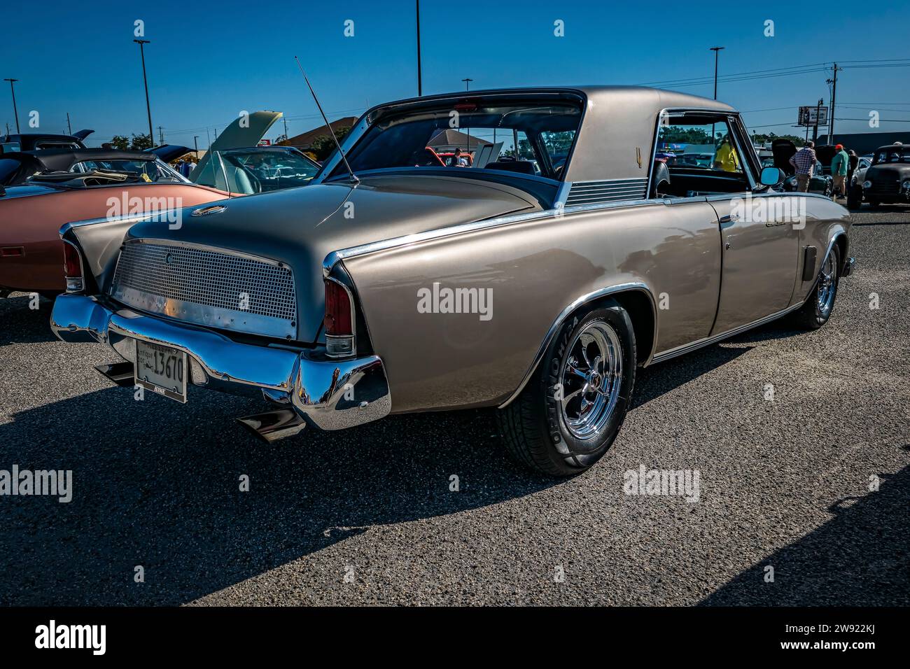 Gulfport, MS - 01. Oktober 2023: Hochperspektivische Eckansicht eines Studebaker Gran Turismo Hawk Hardtop Coupés aus dem Jahr 1962 auf einer lokalen Autoshow. Stockfoto