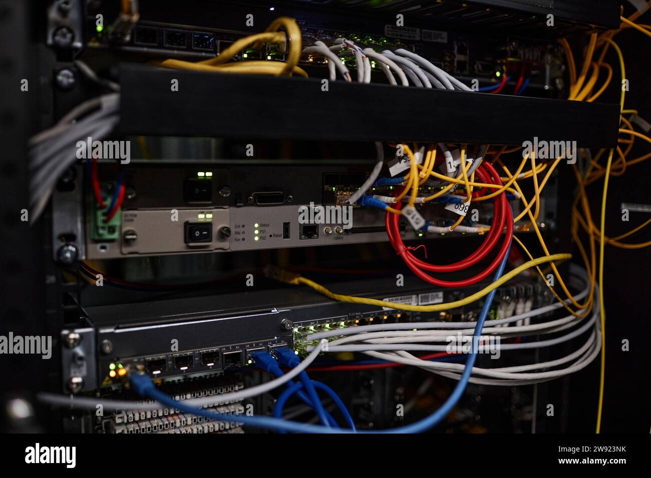 Kabel und Drähte, die mit Supercomputergeräten im Serverraum verbunden sind Stockfoto