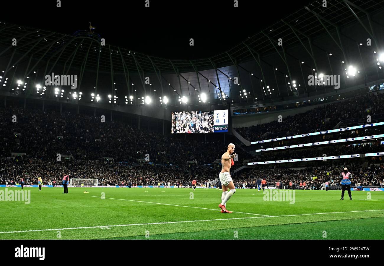 London, Großbritannien. Dezember 2023. Richarlison (Tottenham) applaudiert den Everton-Fans am Ende des Spiels der Tottenham V Everton Premier League im Tottenham Hotspur Stadium. Quelle: MARTIN DALTON/Alamy Live News Stockfoto