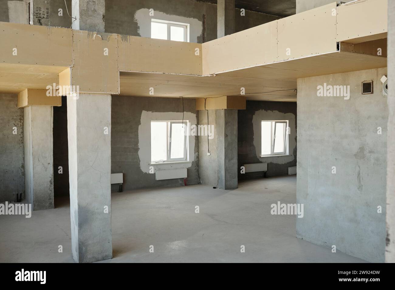 Loft-Apartment im Bau mit Fenstern Stockfoto