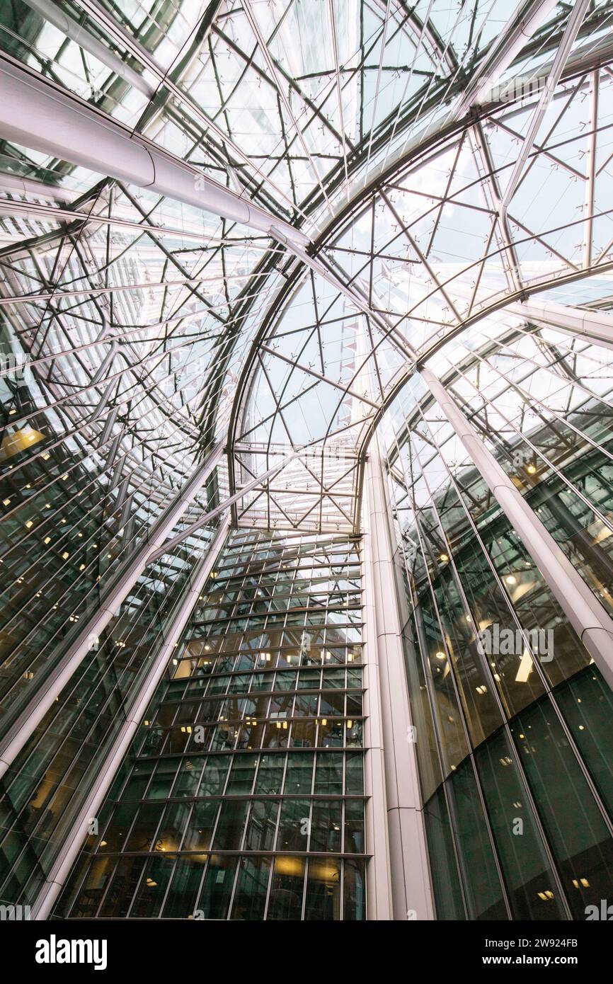 Moderne Glasdecke mit architektonischen Elementen Stockfoto