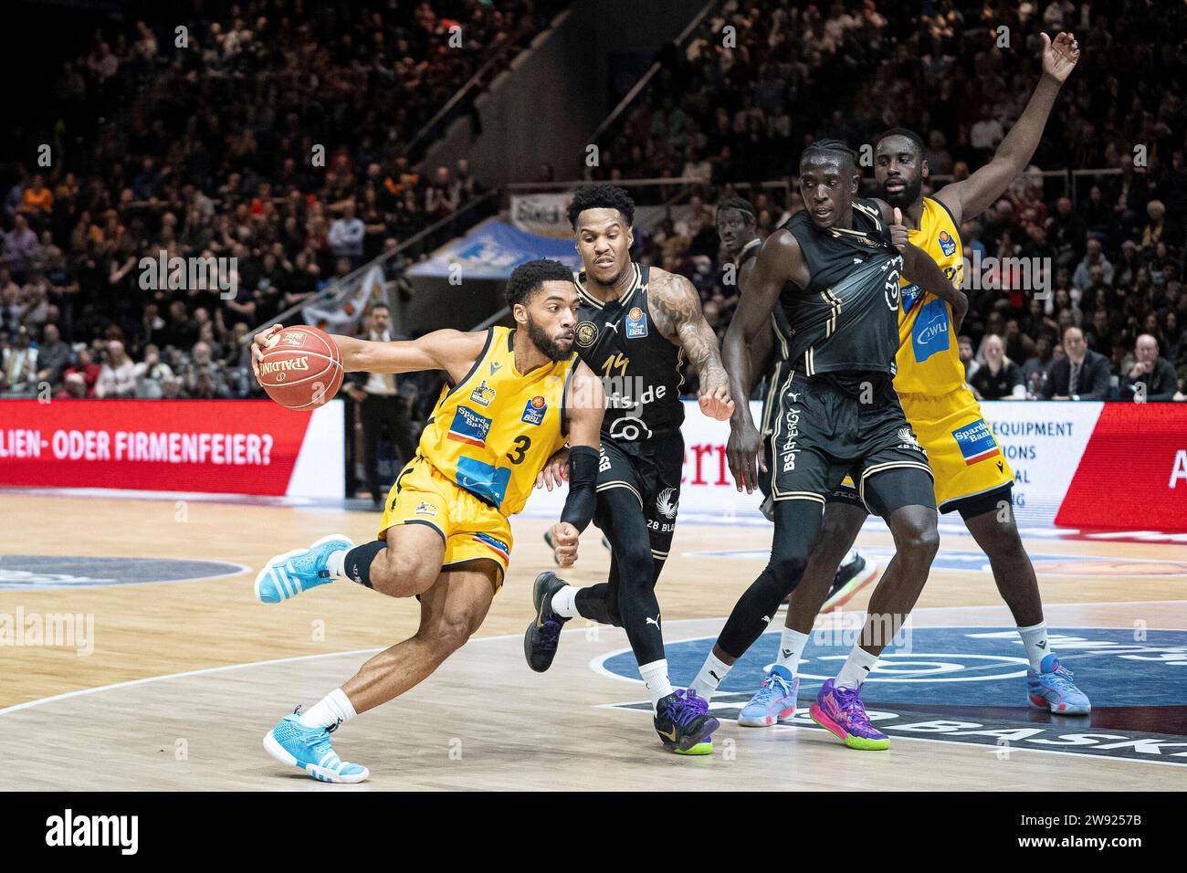 Braunschweig, Deutschland. Dezember 2023. Jayvon Graves (Nr. 3 MHP Riesen Ludwigsburg) gegen Ahmaad Rorie (Nr. 14 Basketball Loewen Braunschweig) mit Jilson Bango (Nr. 8 Basketball Loewen Braunschweig) und Eddy Edigin (Nr. 27 MHP Riesen Ludwigsburg) GER, Basketball Loewen Braunschweig gegen MHP Riesen Ludwigsburg, Basketball, Easy Credit BBL, Spielzeit 2023/24, 23.12.2023 Foto: Eibner/Daniel REINELT/dpa/Alamy Live News Stockfoto