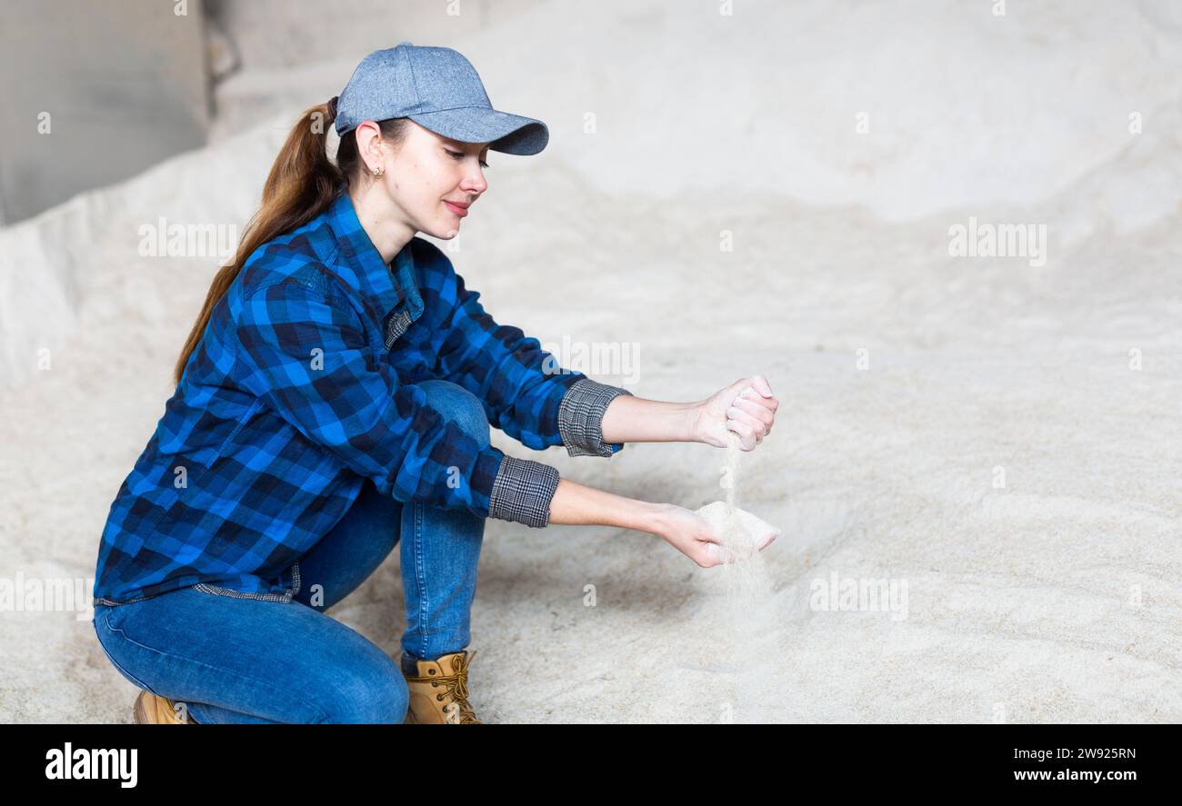 Eine Agronomin hockt auf Maismehl Stockfoto