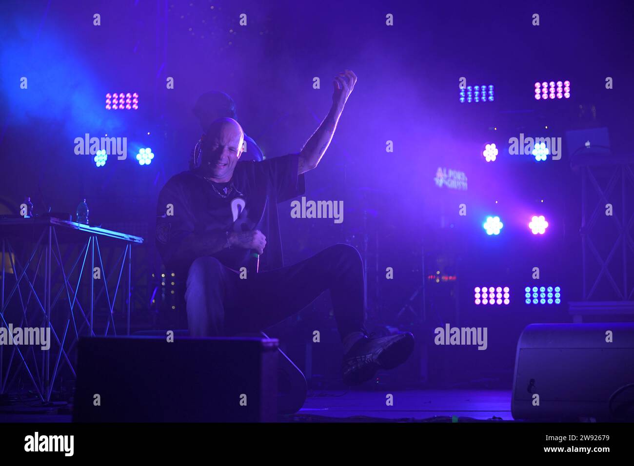 Forio di Ischia Provinz Neapel 22. Dezember 2023: Der italienische Rapper Clementino im Live-Konzert für die Veranstaltungen von Forio zu Weihnachten. Stockfoto