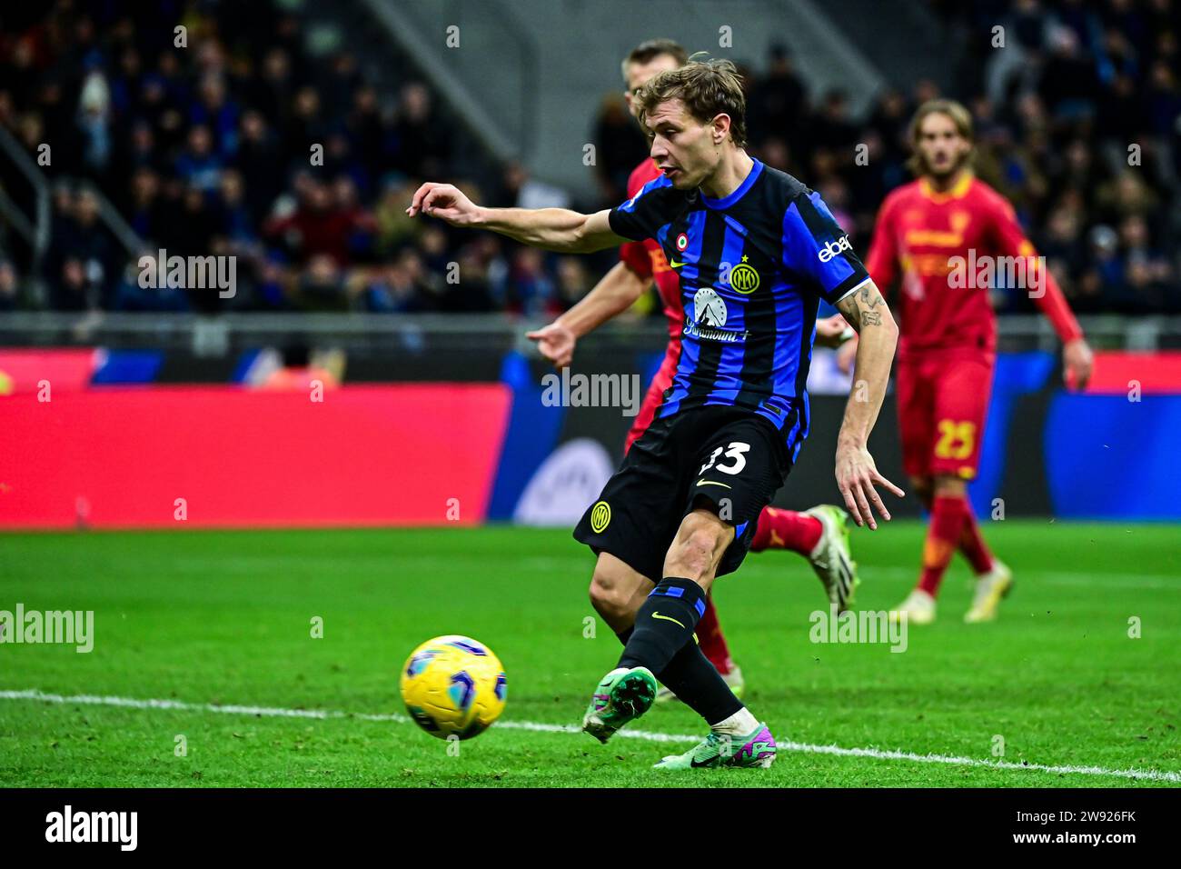 Mailand, Italien. Dezember 2023. Nicolò Barella vom FC Internazionale erzielte am 23. Dezember 2023 im San Siro Stadion in Mailand ein Tor während des italienischen Fußballspiels der Serie A Inter gegen Lecce Stockfoto